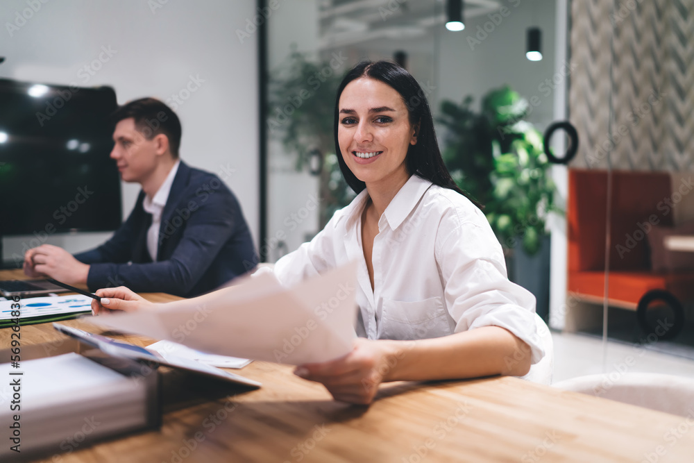 Obraz premium Business people on meeting with documents