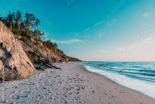 Pusta dzika Polska plaża, zachód słońca Ustka, Rowy, Poddąbie © Adam