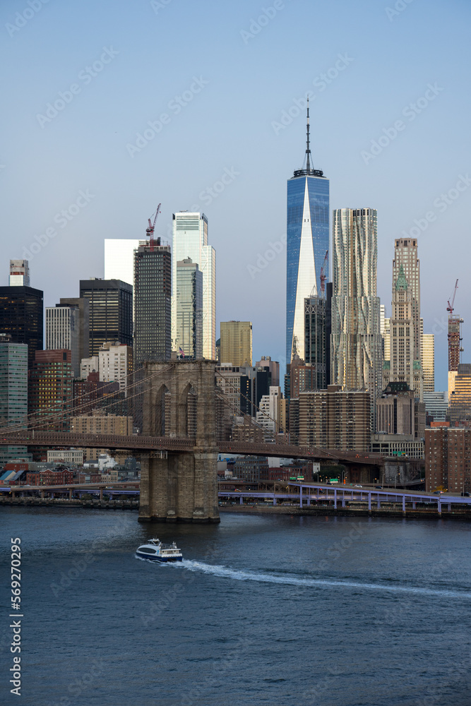 Obraz premium New York mit Brooklyn Bridge in der Dämmerung.
