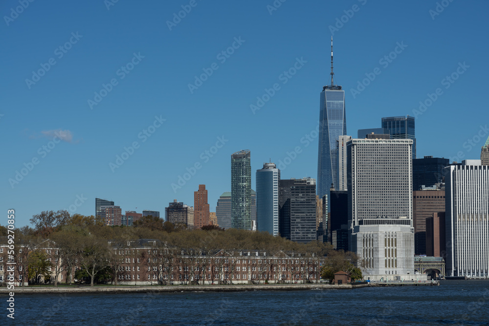 Naklejka premium New York Skyline mit Govenors Island.
