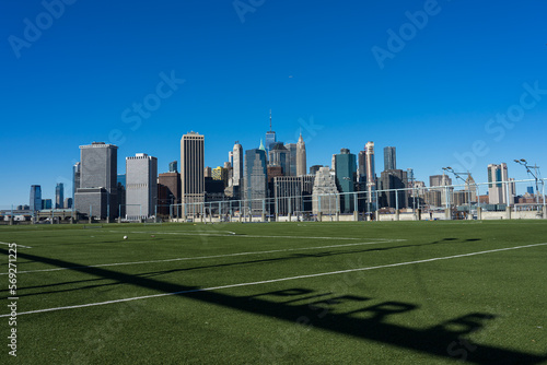 Sportplatz in Brooklyn mit Skyline von Manhattan und grünem Rasen in New York.