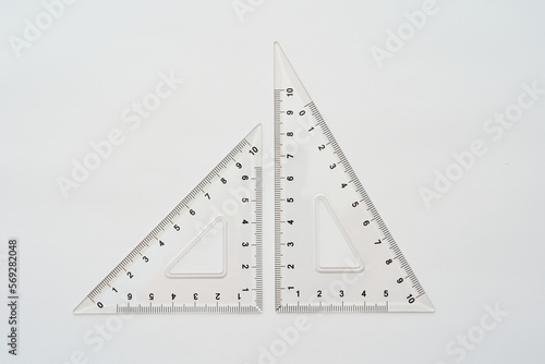 白い背景に置かれた三角定規