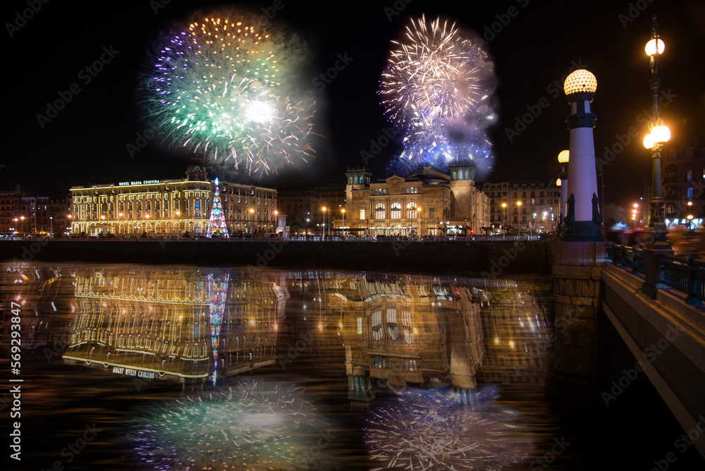 Fototapeta premium Fuegos artificiales de invierno en San Sebastián