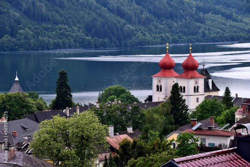 Blick auf die Kirchtürme von Millstatt und den Millstätter See (Kärnten, Österreich)