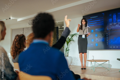 Foto Speaker answering questions in business convention.