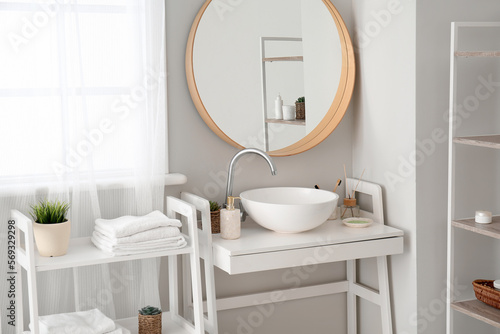Modern bathroom interior de...