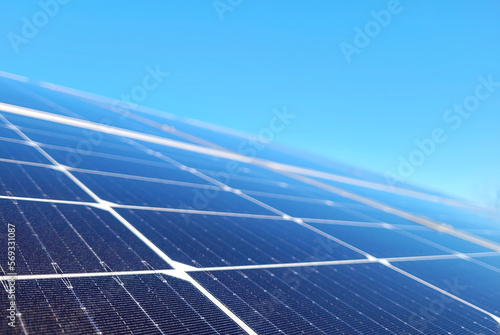 Panel fotowoltaiczny z bliska. Zbliżenie na struktórę krzemu.