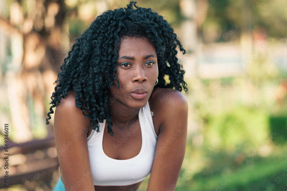 bella mujer afroamericana respirando después de hacer ejercicios al aire  libre en un parque. calma, meditación, bienestar, ejercicios y yoga. mujer  practicando deportes en la naturaleza. Stock Photo