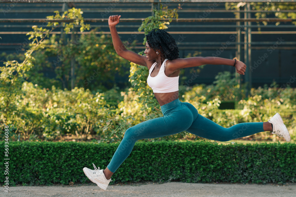retrato de mujer negra con ropa deportiva, preparándose para hacer  ejercicios, corriendo en un parque con luz natural. Photos