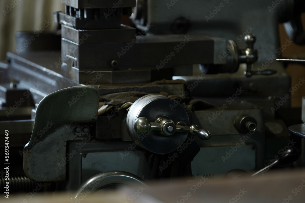 A handle that turns the lathe shaft
A handle that turns the lathe shaft