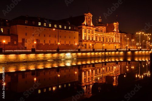 Iluminowany Wrocław. Rzeka Odra i Ossolineum.