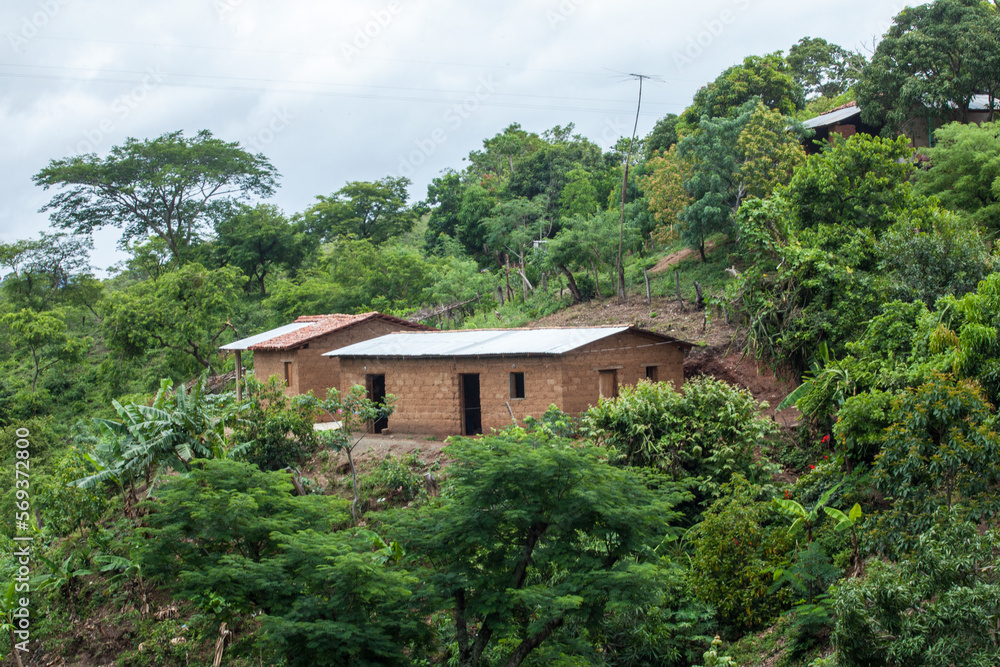 Casa de adobe en el campo en medio de la montaña