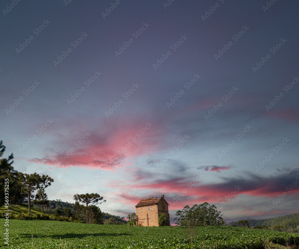 Uma casa abandonada ao pôr do sol Uma casa abandonada ao pôr do sol