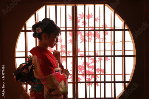 振袖の着物を着た女性