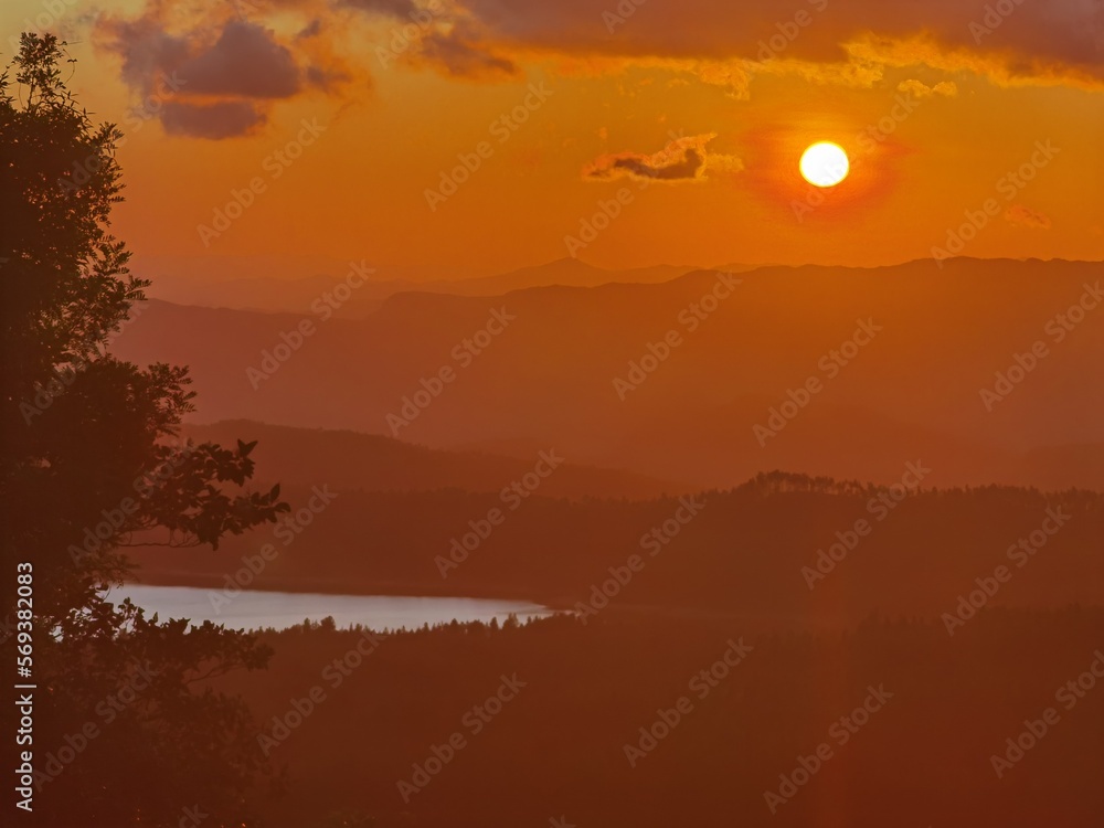 Fototapeta premium Atardecer de verano en cerro