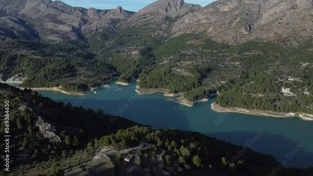 Lago bajo las montañas Lago bajo las montañas