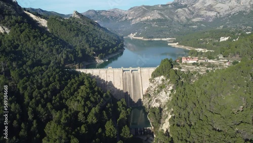 Presa junto al lago