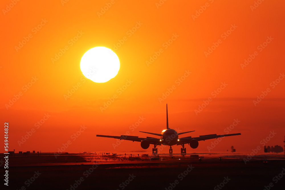 Fototapeta premium airplane at sunset