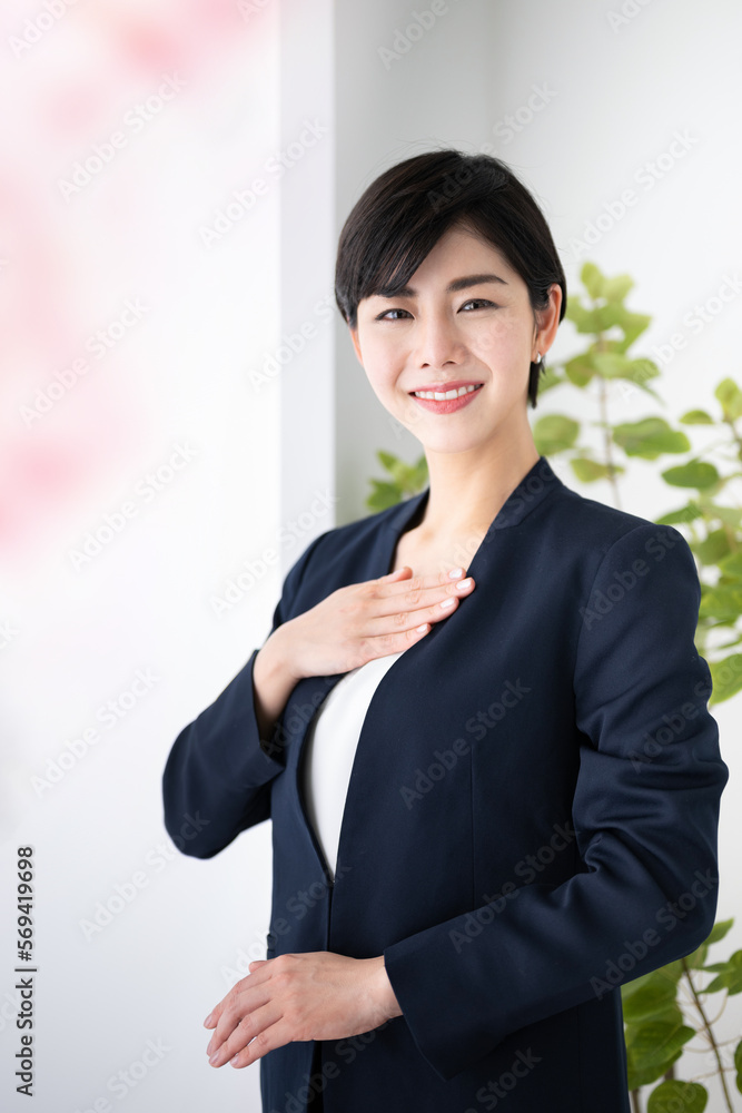 ビジネスで使いやすいカメラ目線のスーツの女性 お任せできそうな安心感 正面 縦 ビジネスで使いやすいカメラ目線のスーツの女性 お任せできそうな安心感 正面 縦