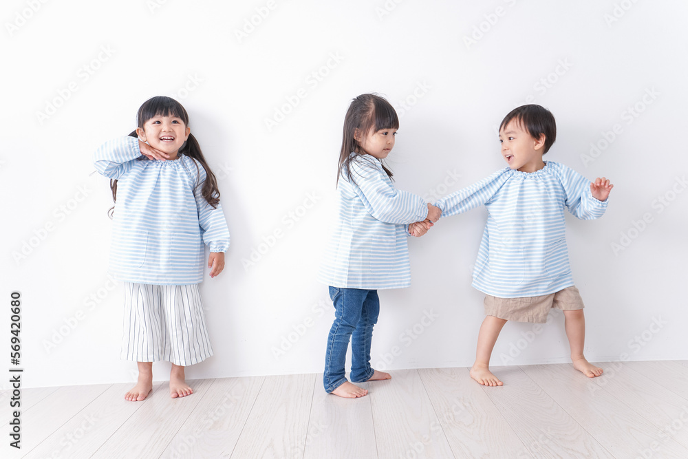 保育園で遊ぶ子ども