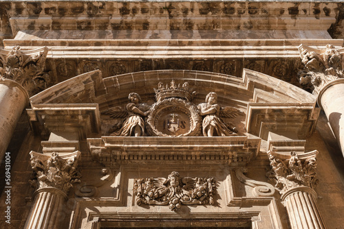 Siracusa, architrave Chiesa del Collegio, particolare di sculture in arenaria