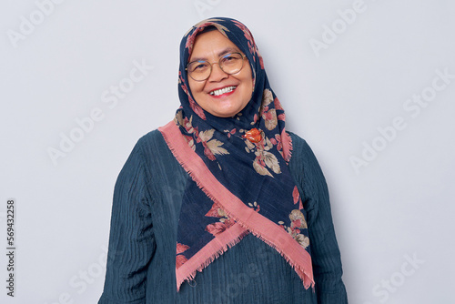 Canvastavla Smiling elderly Asian muslim woman 50s wearing hijab in glasses posing confident
