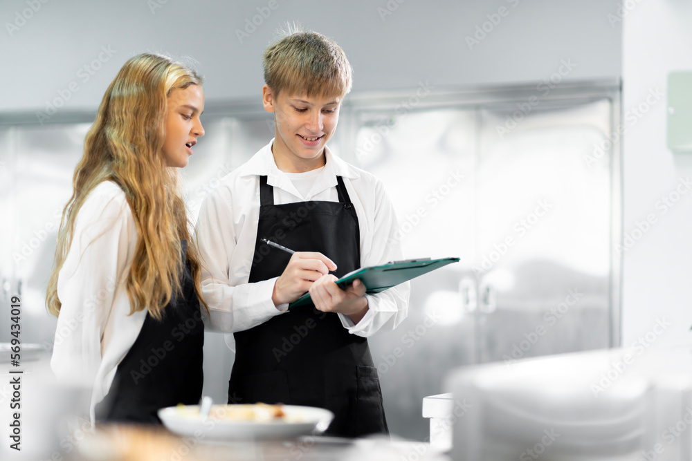 Students are learning to cook in a culinary institute with a standard kitchen and complete equipment. And have a professional chef as a trainer. Students are learning to cook in a culinary institute with a standard kitchen and complete equipment. And have a professional chef as a trainer.