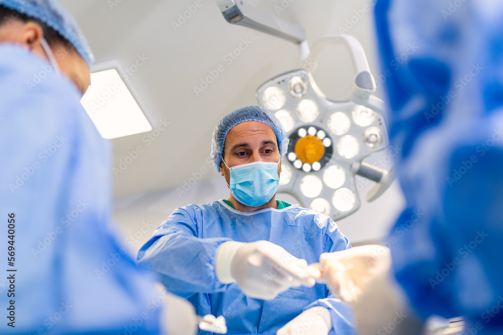 Surgeons performs performing perform operation