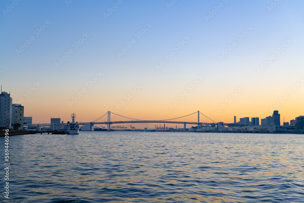 東京水辺ライン船上から見た夕景(レインボーブリッジ)