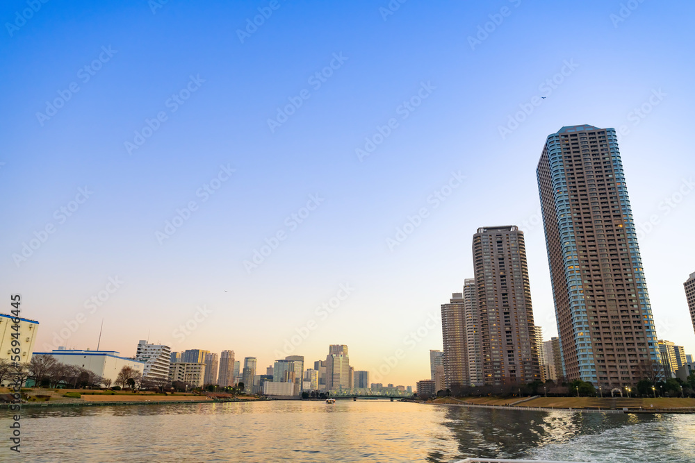 Obraz premium 東京水辺ライン船上から見た夕景