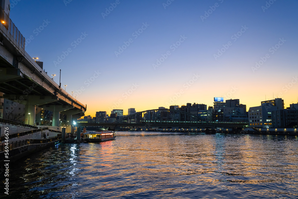 Fototapeta premium 東京水辺ライン船上から見た夕景