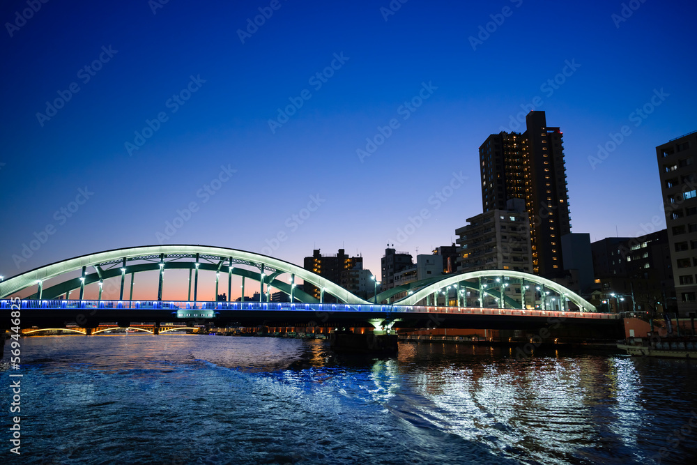 Naklejka premium 東京水辺ライン船上から見た夕景