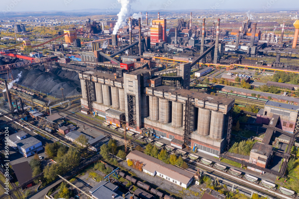 Obraz premium Metallurgical plant and industrial zone. Above view