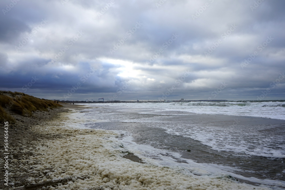 Die Ostsee überspült den Strand bis zu den Dünen Die Ostsee überspült den Strand bis zu den Dünen