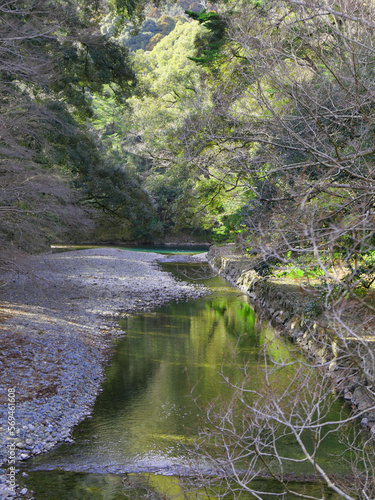 神社に通じる五十鈴川