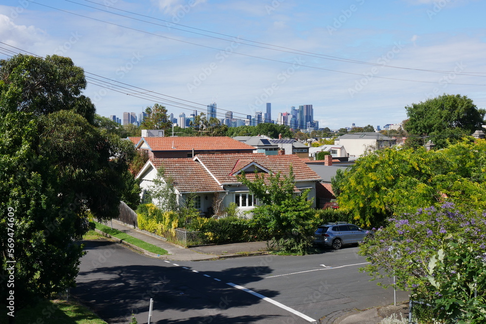 Wohngebiet mit Einfamilienhäusern und Blick auf die Skyline von Melbourne