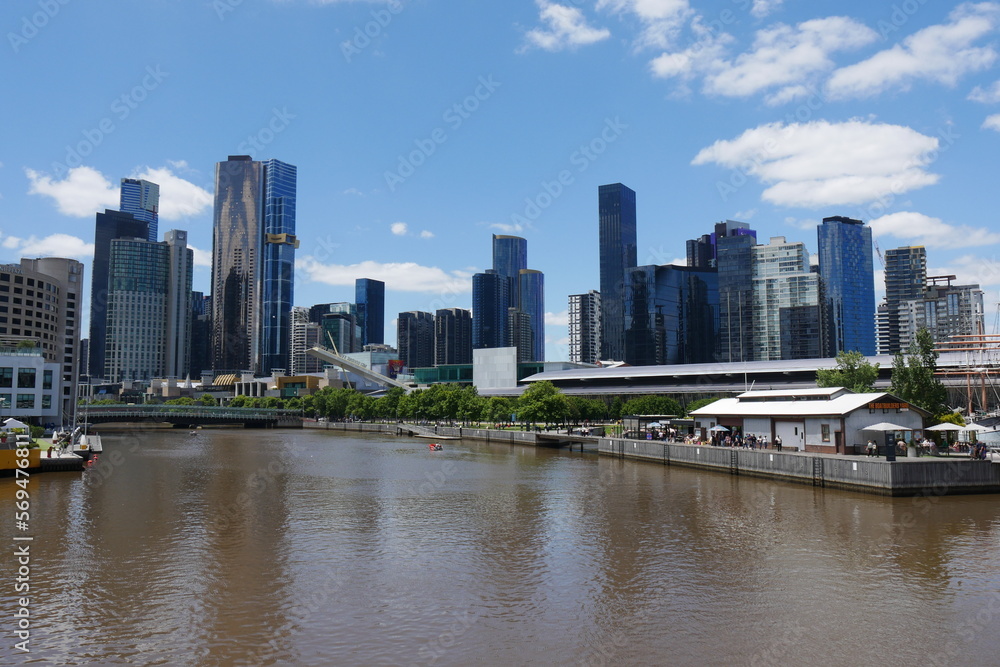 Fluss Yarra River und Hochhäuser in Melbourne