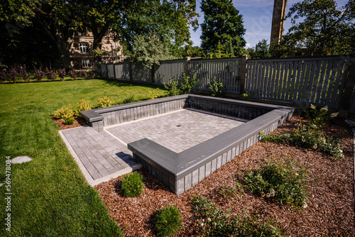 Fotografie bent sandstone walls made of stone blocks serve as design elements, retaining walls, or seating areas, seats for park visitors