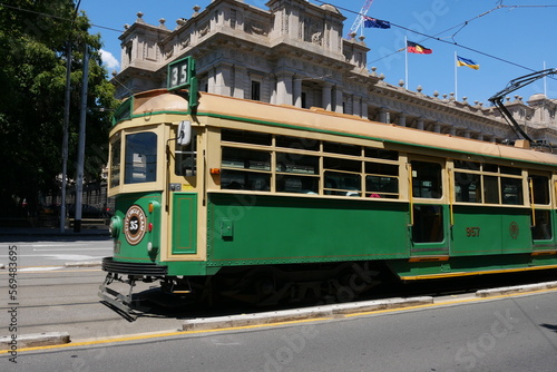 Historische Straßenbahn vor Parlament in Melbourne