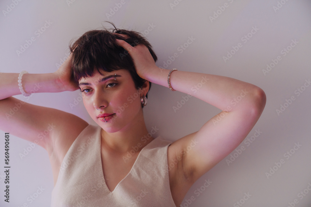 Obraz premium Beautiful short-haired woman posing while standing indoors