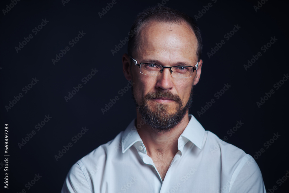 Obraz premium Concentraited middle age man in white shirt and eyeglasses looking squinting at camera