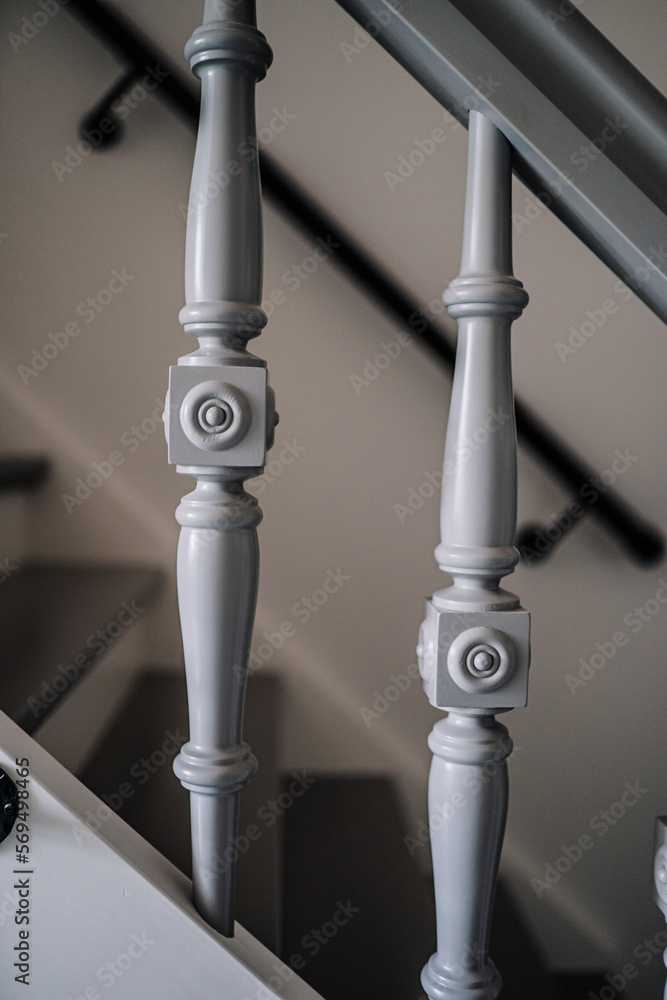 Naklejka premium Close up on a railing leading down a grand winding staircase.
