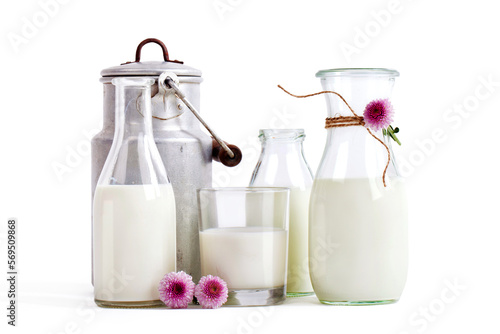 frische Milch in verschiedenen Gefäßen, isoliert