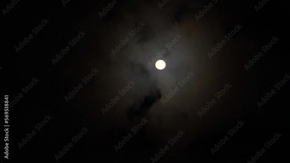 夜空の満月と風に流される雲 夜空の満月と風に流される雲