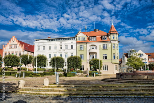 Obraz na płótnie bergen auf rügen, deutschland - rathausplatz mit altem brunnen w salonie