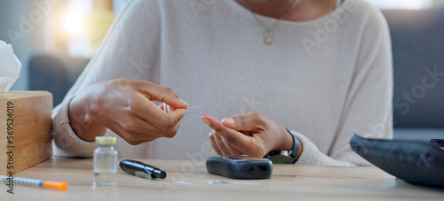 Cuadro en lienzo Woman with syringe preparing an insulin injection at home with an online tutorial