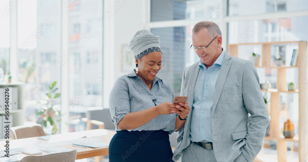 Obraz premium Business, office staff and phone of a black woman showing mobile social media review to senior boss. Corporate, company employee and mobile phone of a digital marketing manager with elderly ceo
