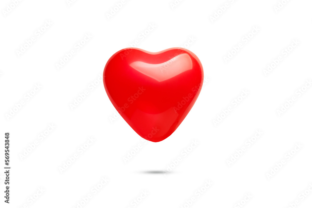 Un globo rojo en forma de corazón flotando sobre un fondo blanco liso y aislado.  Vista de frente y de cerca. copy space