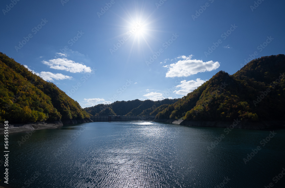 ダム湖と太陽と青空と雲