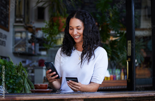 Foto Woman, phone and credit card with smile for ecommerce, online shopping or purchase at coffee shop